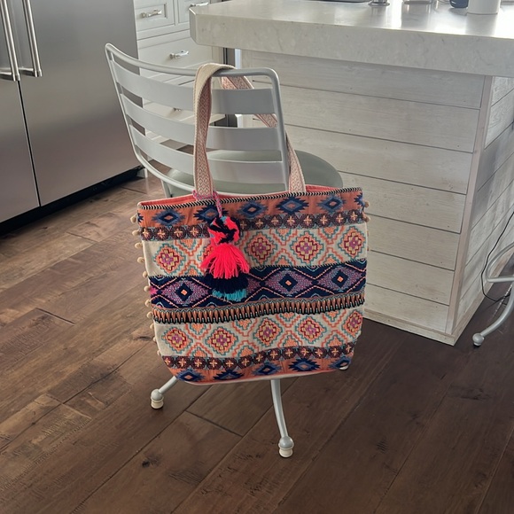 Medium-Large tote bag. It has stitching and beading work on the front - Picture 4 of 4